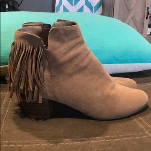 Breckelle’s boots with fringe